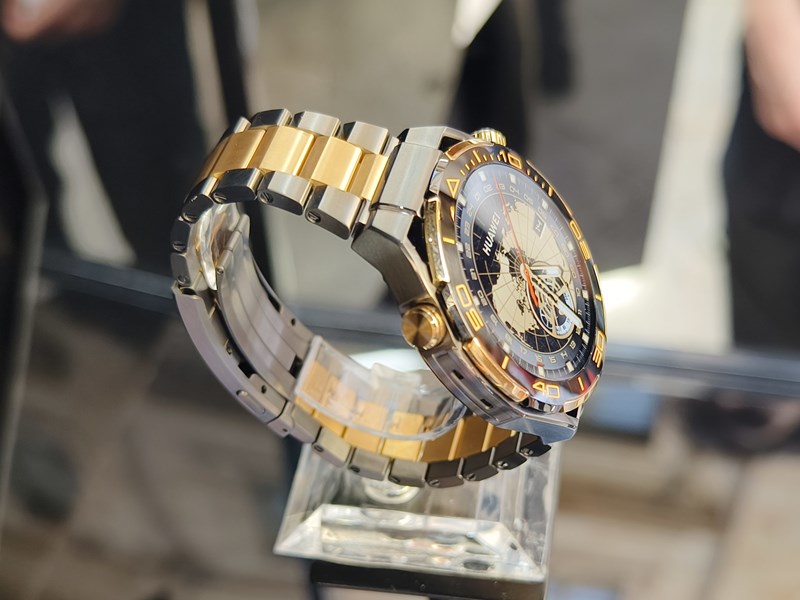 HUAWEI-WATCH-Ultimate-Gold-3