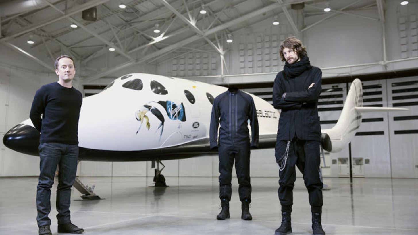 &#x397; Boeing &#x3B5;&#x3C4;&#x3BF;&#x3B9;&#x3BC;&#x3AC;&#x3B6;&#x3B5;&#x3B9; &#x3B5;&#x3C0;&#x3AD;&#x3BD;&#x3B4;&#x3C5;&#x3C3;&#x3B7; 20 &#x3B5;&#x3BA;&#x3B1;&#x3C4;. &#x3B4;&#x3BF;&#x3BB;&#x3B1;&#x3C1;&#x3AF;&#x3C9;&#x3BD; &#x3C3;&#x3C4;&#x3B7;&#x3BD; Virgin Galactic &#x3C4;&#x3BF;&#x3C5; Branson