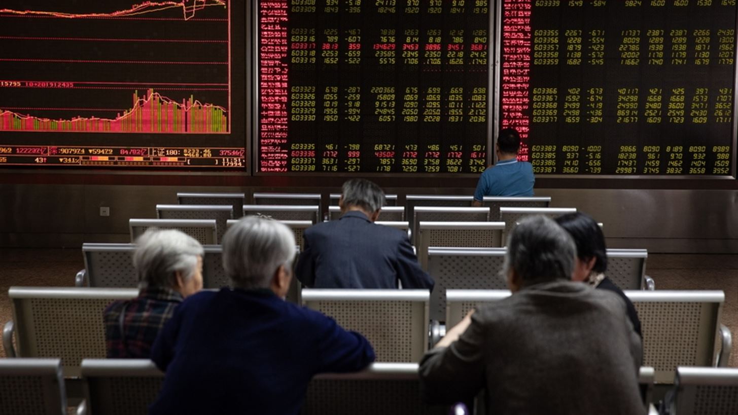 Πτωτικά η Ασία με το βλέμμα στις κεντρικές τράπεζες