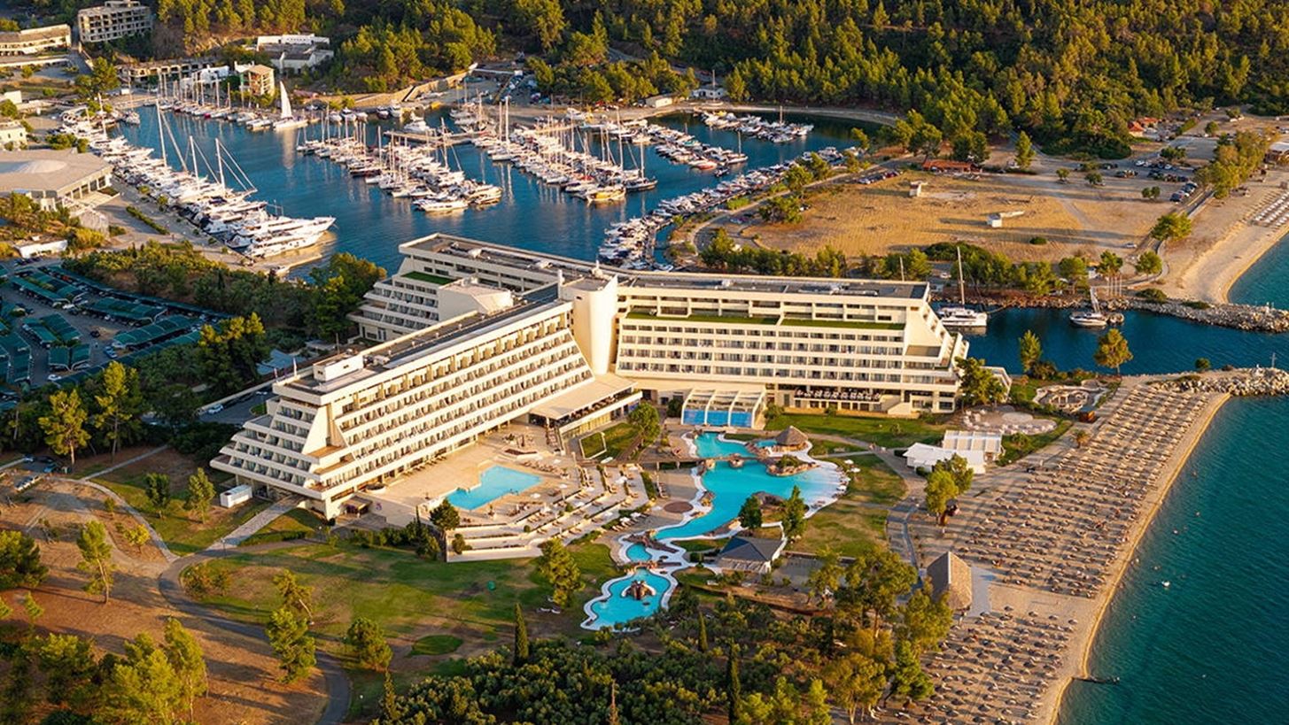 &#x3A3;&#x3C5;&#x3BD;&#x3B5;&#x3C1;&#x3B3;&#x3B1;&#x3C3;&#x3AF;&#x3B1; &#x3BC;&#x3B5;&#x3C4;&#x3B1;&#x3BE;&#x3CD; &#x3C4;&#x3BF;&#x3C5; Porto Carras &#x3BA;&#x3B1;&#x3B9; &#x3C4;&#x3B7;&#x3C2; SWOT Hospitality