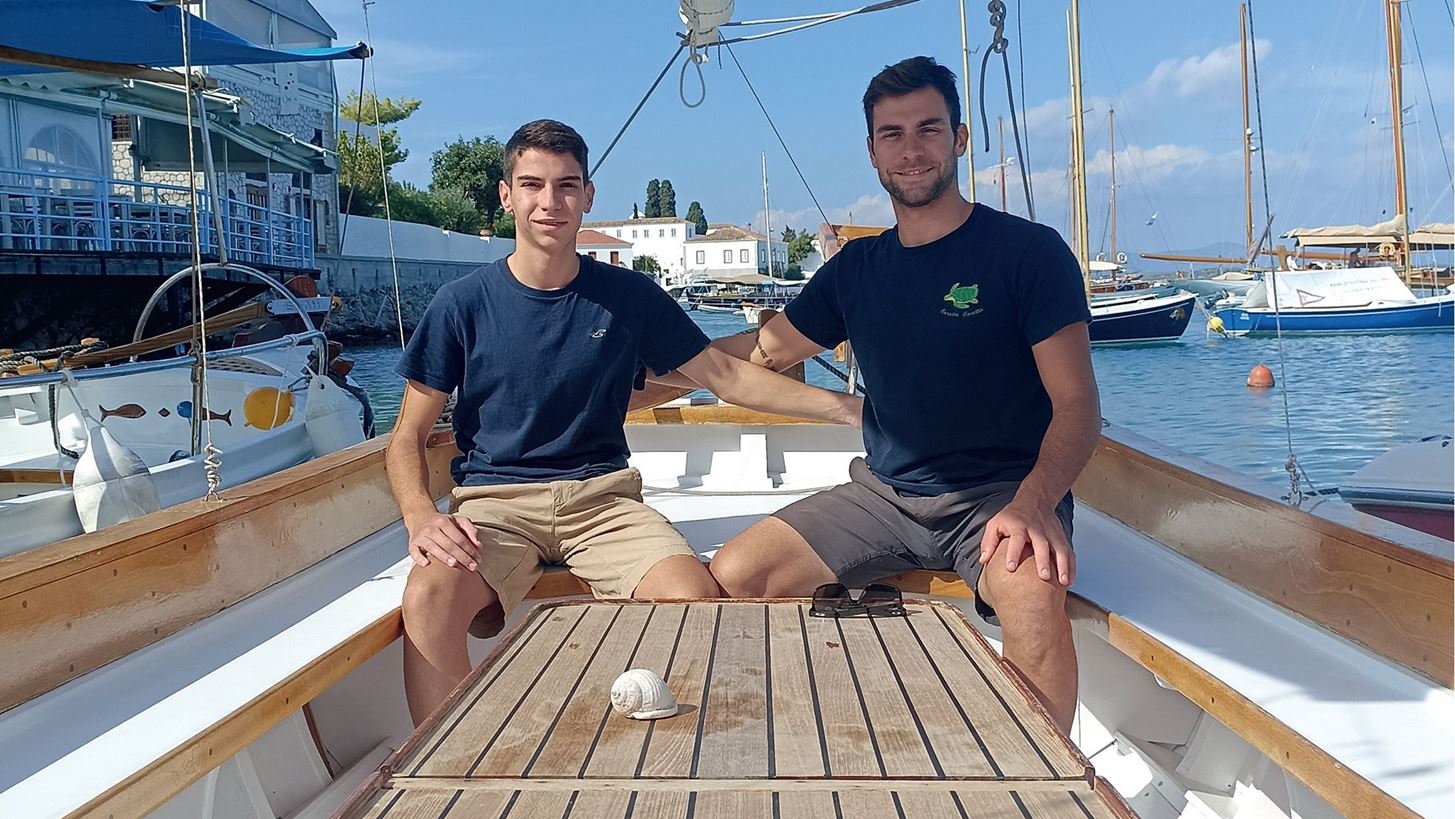 Δύο αδέρφια από τις Σπέτσες πάντρεψαν την παράδοση με την τεχνολογία κι έφτιαξαν το πρώτο ηλεκτροκίνητο ξύλινο ιστιοφόρο