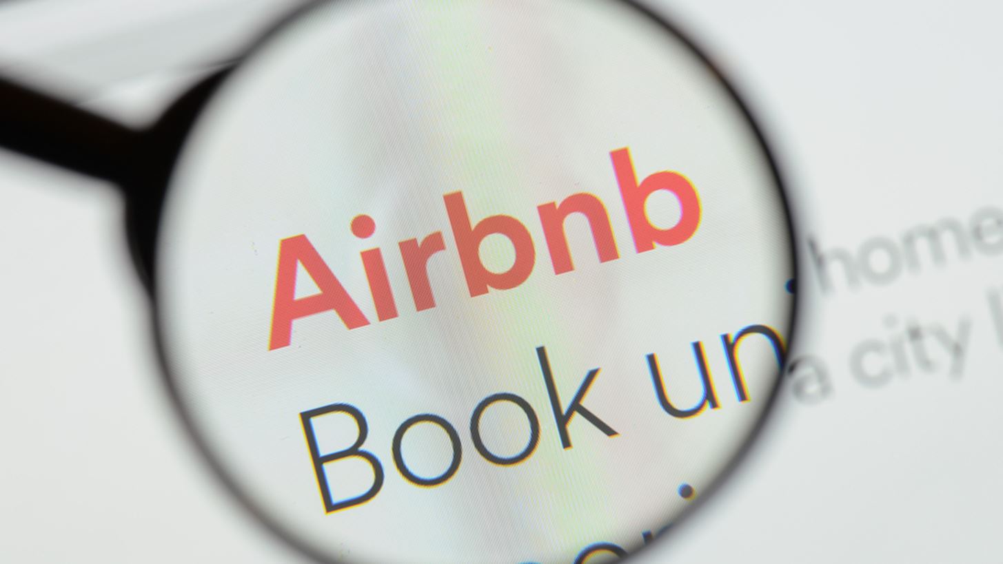 H Airbnb &#x3B5;&#x3C0;&#x3B5;&#x3BD;&#x3B4;&#x3CD;&#x3B5;&#x3B9; $160 &#x3B5;&#x3BA;&#x3B1;&#x3C4;. &#x3C3;&#x3C4;&#x3B7; startup Lyric