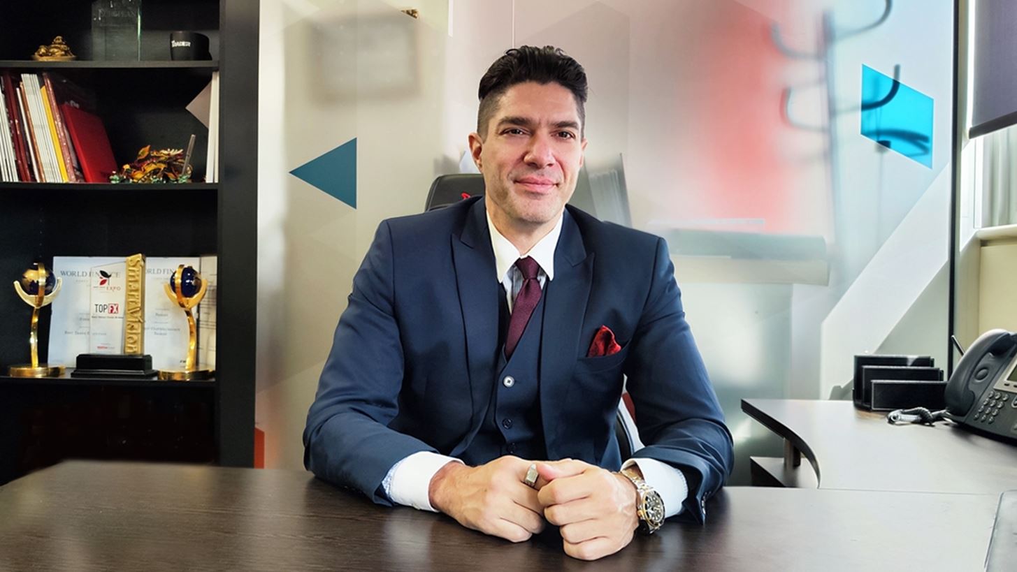 Alex Katsaros (TopFX Group): &#x3A0;&#x3C1;&#x3BF;&#x3BA;&#x3BB;&#x3AE;&#x3C3;&#x3B5;&#x3B9;&#x3C2; &#x3BA;&#x3B1;&#x3B9; &#x3BA;&#x3AF;&#x3BD;&#x3B4;&#x3C5;&#x3BD;&#x3BF;&#x3B9; &#x3C3;&#x3B5; &#x3BC;&#x3AF;&#x3B1; &#x3B1;&#x3B3;&#x3BF;&#x3C1;&#x3AC; &#x3C4;&#x3C1;&#x3B9;&#x3C3;&#x3B5;&#x3BA;&#x3B1;&#x3C4;&#x3BF;&#x3BC;&#x3BC;&#x3C5;&#x3C1;&#x3AF;&#x3C9;&#x3BD; &#x3B4;&#x3BF;&#x3BB;&#x3B1;&#x3C1;&#x3AF;&#x3C9;&#x3BD;