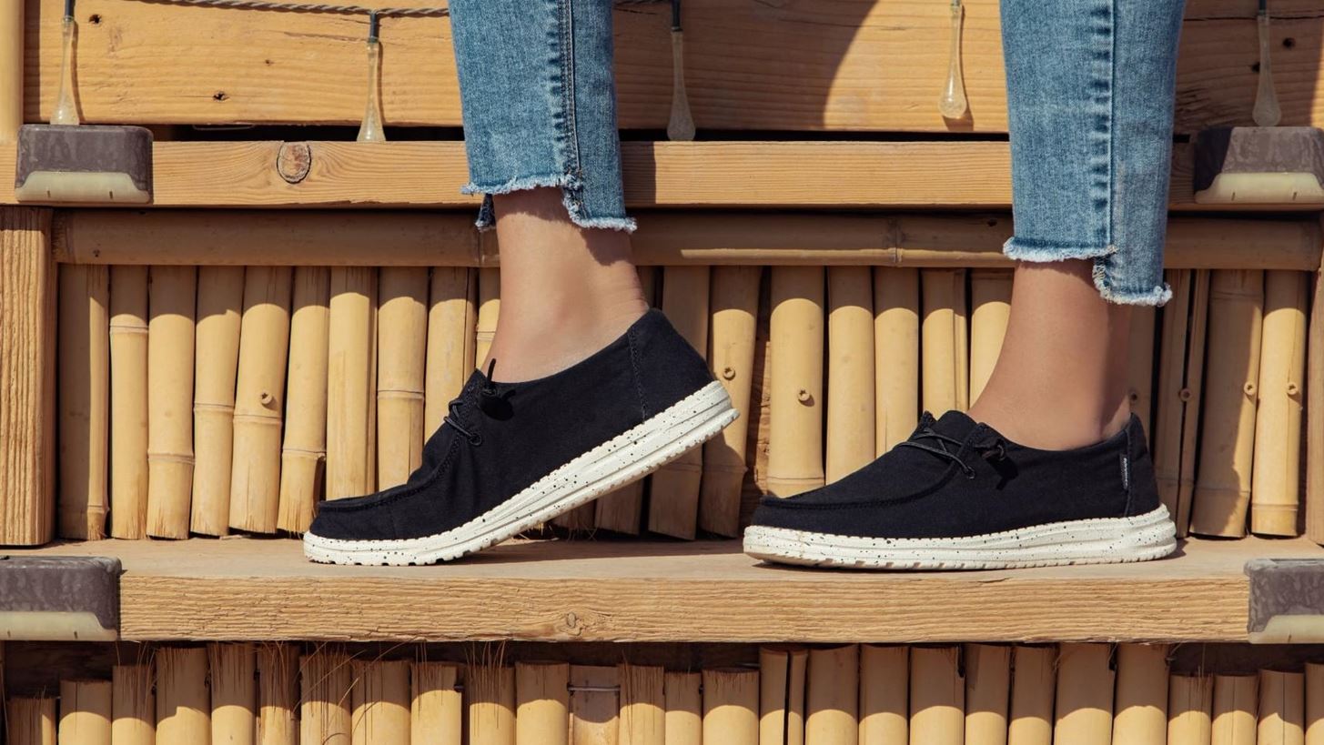 Πώς ο άνθρωπος πίσω από τα HeyDude έγινε δισεκατομμυριούχος πουλώντας "άσχημα" παπούτσια