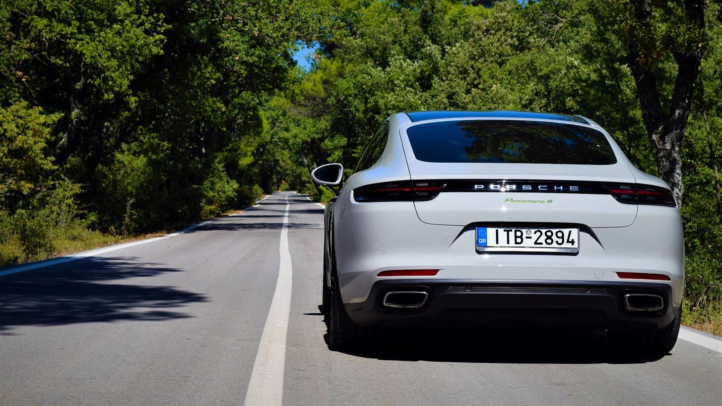 &#x39F;&#x3B4;&#x3B7;&#x3B3;&#x3BF;&#x3CD;&#x3BC;&#x3B5; &#x3C4;&#x3B7; &#x3BD;&#x3AD;&#x3B1; &#x3C5;&#x3B2;&#x3C1;&#x3B9;&#x3B4;&#x3B9;&#x3BA;&#x3AE; Porsche Paramera 4 &#x395;-Hybrid (vid.)