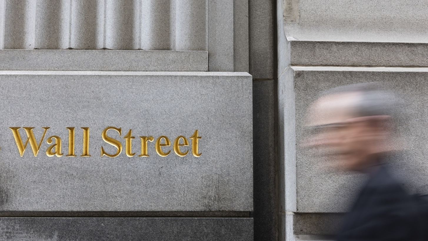 &#x3A3;&#x3C4;&#x3BF; &#x3BA;&#x3CC;&#x3BA;&#x3BA;&#x3B9;&#x3BD;&#x3BF; &#x3B7; Wall Street, &#x3BA;&#x3B1;&#x3B8;&#x3CE;&#x3C2; &#x3B7; &#x3C3;&#x3C5;&#x3C1;&#x3C1;&#x3AF;&#x3BA;&#x3BD;&#x3C9;&#x3C3;&#x3B7; &#x3C4;&#x3BF;&#x3C5; &#x391;&#x395;&#x3A0; &quot;&#x3C4;&#x3C1;&#x3BF;&#x3BC;&#x3AC;&#x3B6;&#x3B5;&#x3B9;&quot; &#x3C4;&#x3BF;&#x3C5;&#x3C2; &#x3B5;&#x3C0;&#x3B5;&#x3BD;&#x3B4;&#x3C5;&#x3C4;&#x3AD;&#x3C2;