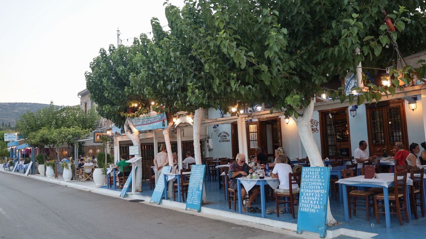 Εστίαση δυο ταχυτήτων: Άδεια τραπέζια στις ταβέρνες - Ουρές στο street food