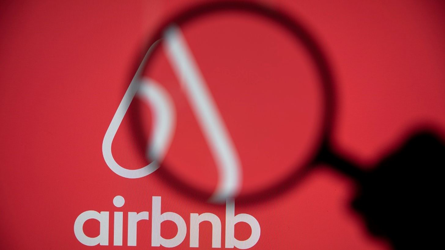 Airbnb: &quot;&#x392;&#x3BF;&#x3C5;&#x3C4;&#x3B9;&#x3AC;&quot; 25% &#x3BC;&#x3B5;&#x3C4;&#x3AC; &#x3C4;&#x3B7;&#x3BD; IPO - &#x39F;&#x3B9; &#x3B9;&#x3B4;&#x3C1;&#x3C5;&#x3C4;&#x3AD;&#x3C2; &#x3C4;&#x3B7;&#x3C2; &#x3AD;&#x3C7;&#x3B1;&#x3C3;&#x3B1;&#x3BD; $5 &#x3B4;&#x3B9;&#x3C3;. &#x3C3;&#x3B5; 3 &#x3B7;&#x3BC;&#x3AD;&#x3C1;&#x3B5;&#x3C2;