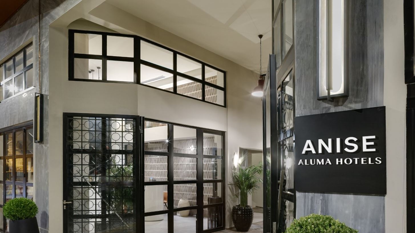 Aluma Hotels &amp; Resorts: &#x397; &#x3B4;&#x3B9;&#x3B5;&#x3B8;&#x3BD;&#x3AE;&#x3C2; &#x3B1;&#x3BB;&#x3C5;&#x3C3;&#x3AF;&#x3B4;&#x3B1; &#x3C6;&#x3B9;&#x3BB;&#x3BF;&#x3BE;&#x3B5;&#x3BD;&#x3AF;&#x3B1;&#x3C2; &#x3BA;&#x3AC;&#x3BD;&#x3B5;&#x3B9; &#x3C4;&#x3B7;&#x3BD; &#x3C0;&#x3C1;&#x3CE;&#x3C4;&#x3B7; &#x3C4;&#x3B7;&#x3C2; &#x3B5;&#x3C0;&#x3AD;&#x3BD;&#x3B4;&#x3C5;&#x3C3;&#x3B7; &#x3C3;&#x3C4;&#x3B7;&#x3BD; &#x395;&#x3BB;&#x3BB;&#x3AC;&#x3B4;&#x3B1;