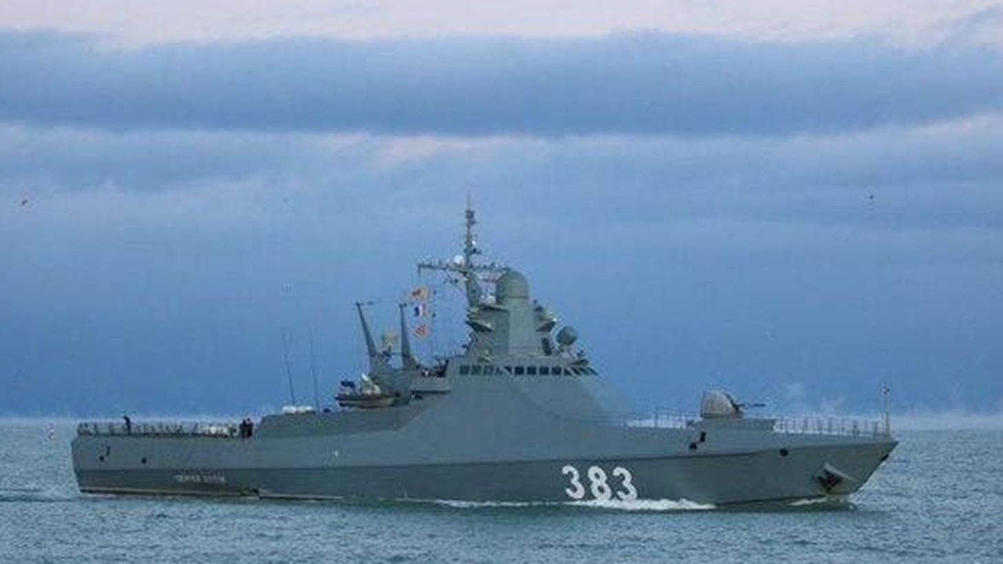 Οι Ουκρανοί στοχεύουν με μη επανδρωμένα σκάφη την κορβέτα Sergey Kotov που περιπολεί τη Μαύρη Θάλασσα