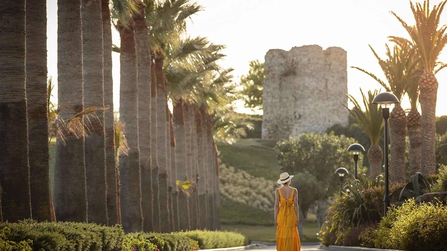 &#x39F; &#x38C;&#x3BC;&#x3B9;&#x3BB;&#x3BF;&#x3C2; Sani/Ikos &#x3BA;&#x3B1;&#x3B9; &#x3C4;&#x3BF; &#x39A;&#x3AD;&#x3BD;&#x3C4;&#x3C1;&#x3BF; &quot;&#x394;&#x3B9;&#x3BF;&#x3C4;&#x3AF;&#x3BC;&#x3B1;&quot; &#x3C3;&#x3C4;&#x3B7;&#x3C1;&#x3AF;&#x3B6;&#x3BF;&#x3C5;&#x3BD; &#x3B3;&#x3C5;&#x3BD;&#x3B1;&#x3AF;&#x3BA;&#x3B5;&#x3C2; &#x3C0;&#x3BF;&#x3C5; &#x3B1;&#x3BD;&#x3C4;&#x3B9;&#x3BC;&#x3B5;&#x3C4;&#x3C9;&#x3C0;&#x3AF;&#x3B6;&#x3BF;&#x3C5;&#x3BD; &#x3AD;&#x3BC;&#x3C6;&#x3C5;&#x3BB;&#x3B7; &#x3B2;&#x3AF;&#x3B1; &#x3BA;&#x3B1;&#x3B9; &#x3B4;&#x3B9;&#x3B1;&#x3BA;&#x3C1;&#x3AF;&#x3C3;&#x3B5;&#x3B9;&#x3C2;