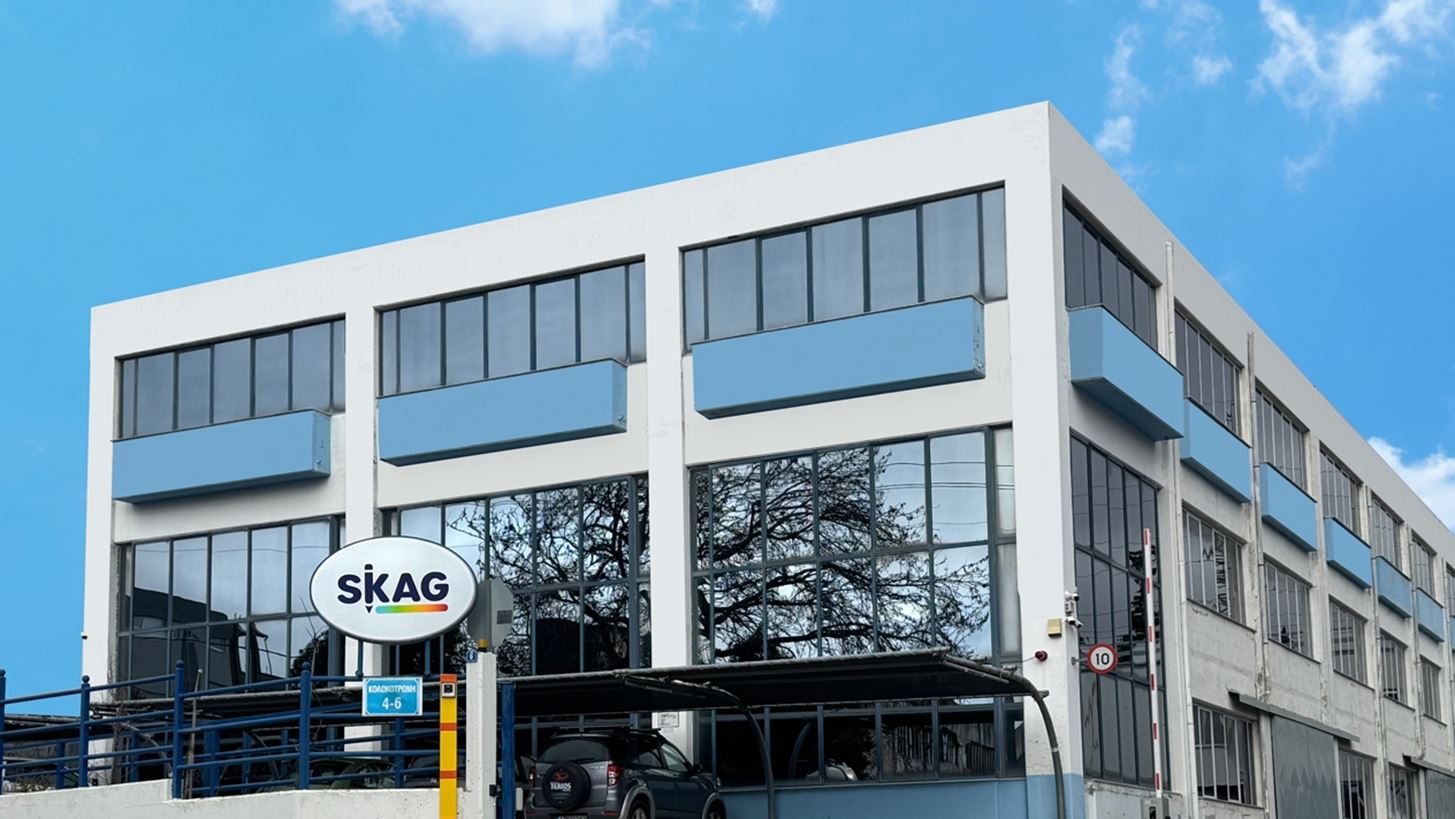SKAG: &#x39D;&#x3AD;&#x3B1; &#x3B5;&#x3C0;&#x3AD;&#x3BD;&#x3B4;&#x3C5;&#x3C3;&#x3B7; 1,2 &#x3B5;&#x3BA;&#x3B1;&#x3C4;. &#x3B5;&#x3C5;&#x3C1;&#x3CE; &#x3BC;&#x3B5; &#x3C6;&#x3CC;&#x3BD;&#x3C4;&#x3BF; &#x3C4;&#x3B7;&#x3BD; &#x3C8;&#x3B7;&#x3C6;&#x3B9;&#x3B1;&#x3BA;&#x3AE; &#x3B5;&#x3BA;&#x3C4;&#x3CD;&#x3C0;&#x3C9;&#x3C3;&#x3B7;
