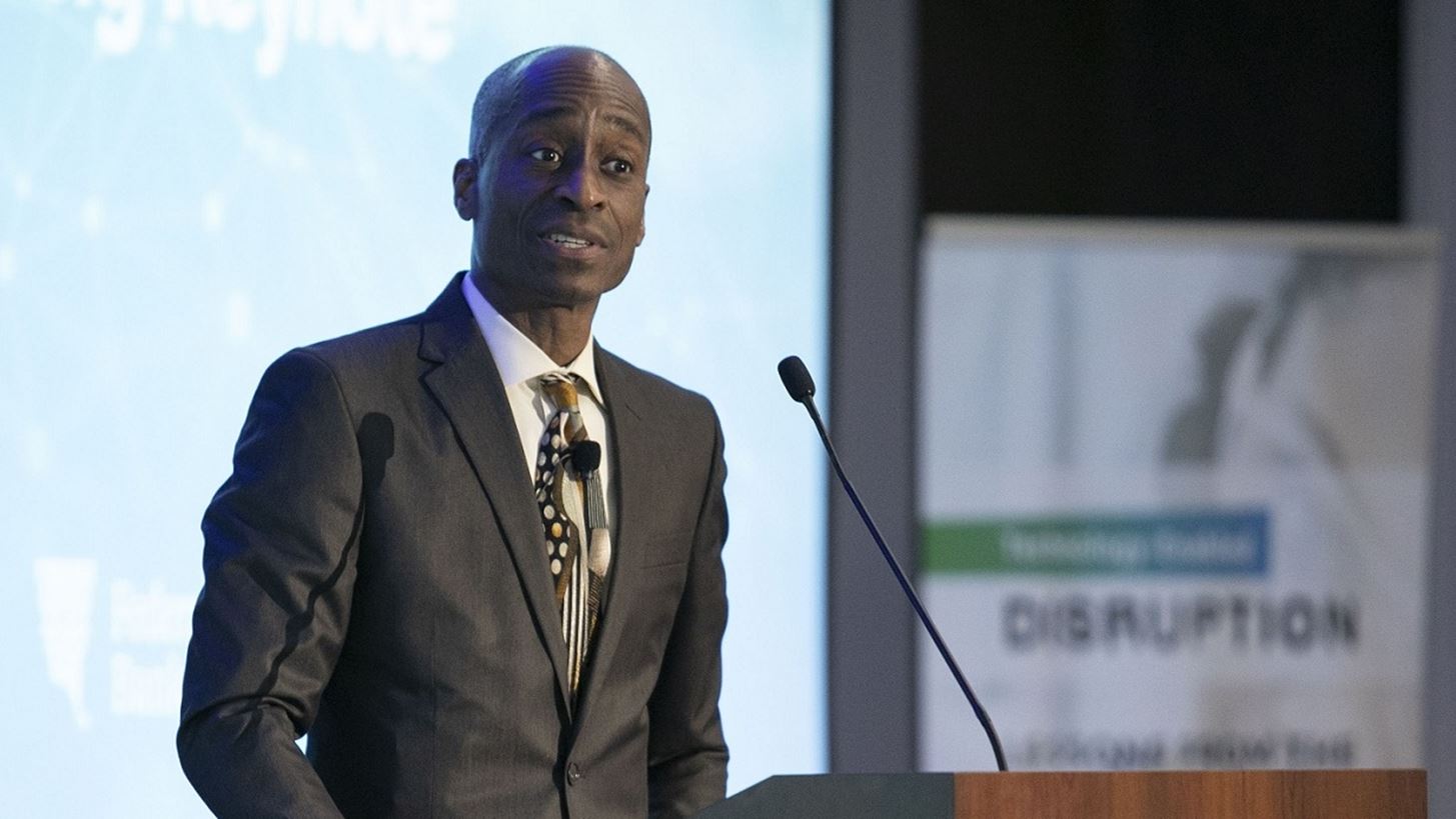 Philip Jefferson: Η Fed μπορεί να "προχωρήσει προσεκτικά" στην επόμενη απόφαση για τα επιτόκια