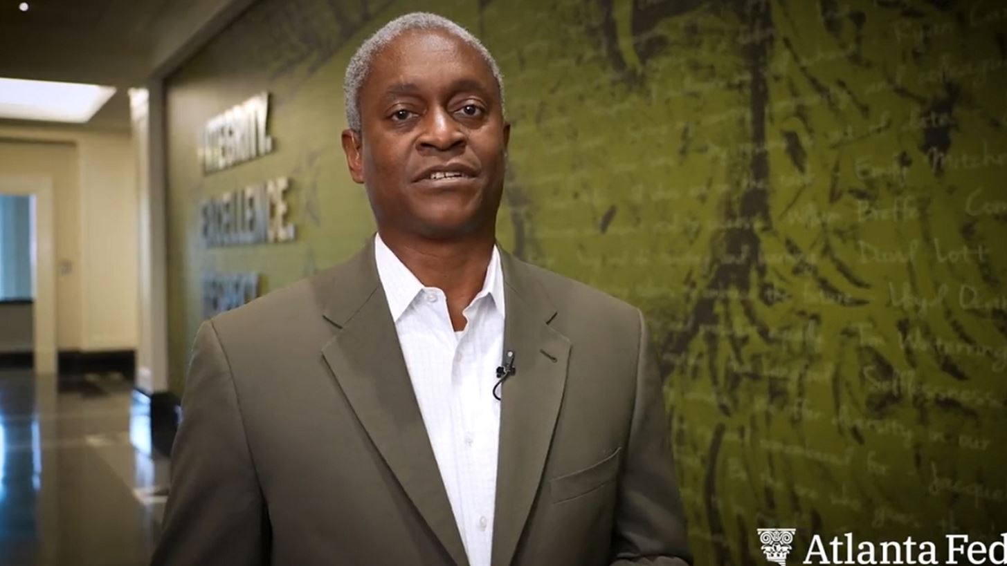 Bostic (Fed): Δεν υπάρχει κανένας λόγος να βιαστούμε στη μείωση των επιτοκίων μας