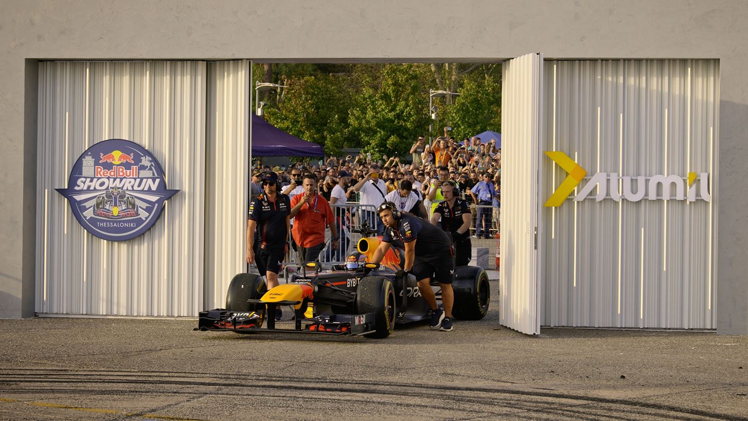Red Bull Showrun by ALUMIL: &#x397; &#x3C0;&#x3C1;&#x3C9;&#x3C4;&#x3B1;&#x3B8;&#x3BB;&#x3AE;&#x3C4;&#x3C1;&#x3B9;&#x3B1; Oracle Red Bull Racing &#x3AD;&#x3C1;&#x3C7;&#x3B5;&#x3C4;&#x3B1;&#x3B9; &#x3BD;&#x3B1; &#x3C4;&#x3B1;&#x3C1;&#x3AC;&#x3BE;&#x3B5;&#x3B9; &#x3C4;&#x3B7;&#x3BD; &#x3C0;&#x3C1;&#x3C9;&#x3C4;&#x3B5;&#x3CD;&#x3BF;&#x3C5;&#x3C3;&#x3B1;