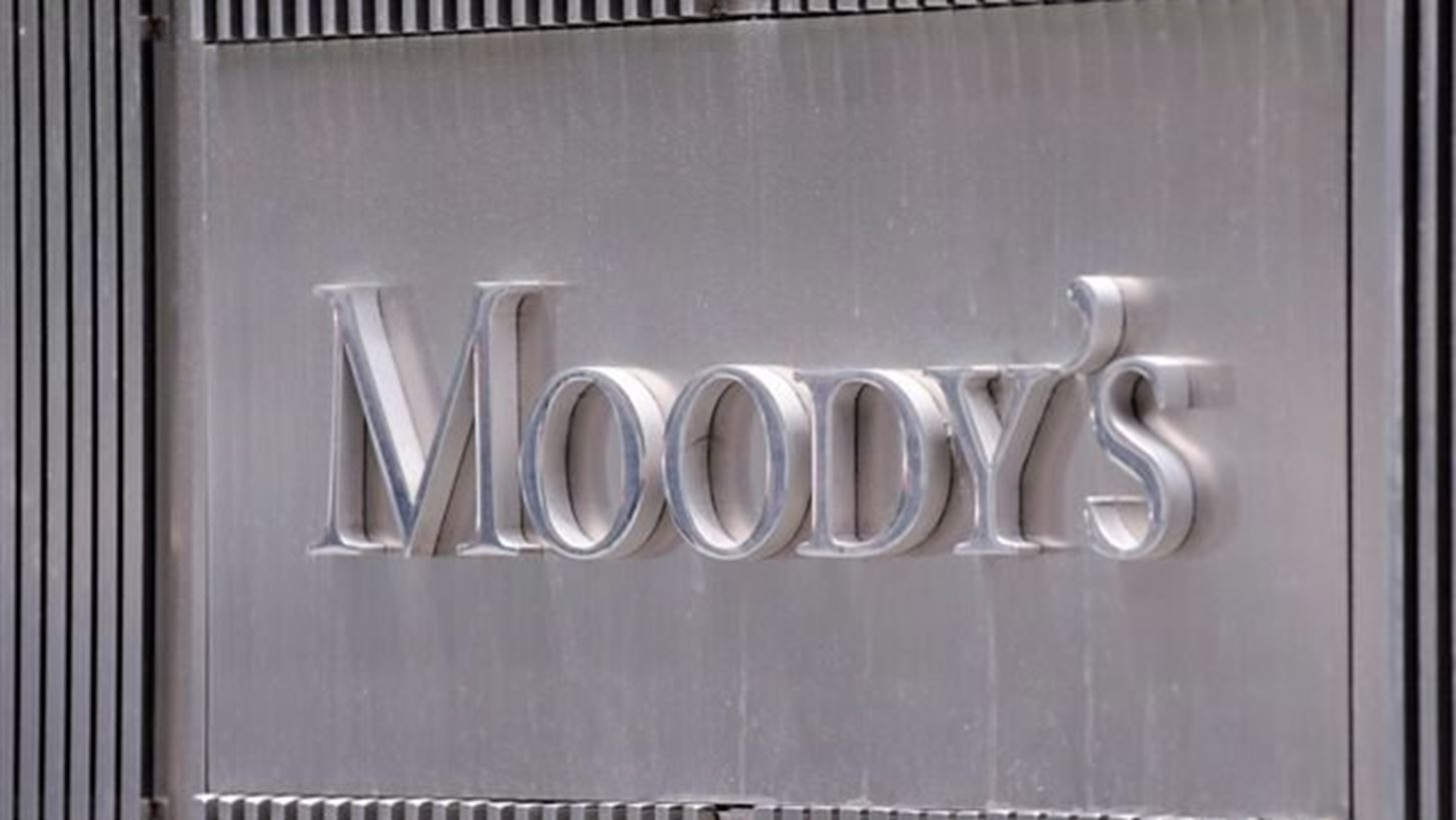 Moody&#x27;s: &#x391;&#x3BD;&#x3B1;&#x3B2;&#x3AC;&#x3B8;&#x3BC;&#x3B9;&#x3C3;&#x3B5; &#x3BA;&#x3B1;&#x3B9; &#x3C4;&#x3B9;&#x3C2; Alpha Bank &#x3BA;&#x3B1;&#x3B9; &#x3A4;&#x3C1;&#x3AC;&#x3C0;&#x3B5;&#x3B6;&#x3B1; &#x3A0;&#x3B5;&#x3B9;&#x3C1;&#x3B1;&#x3B9;&#x3CE;&#x3C2;
