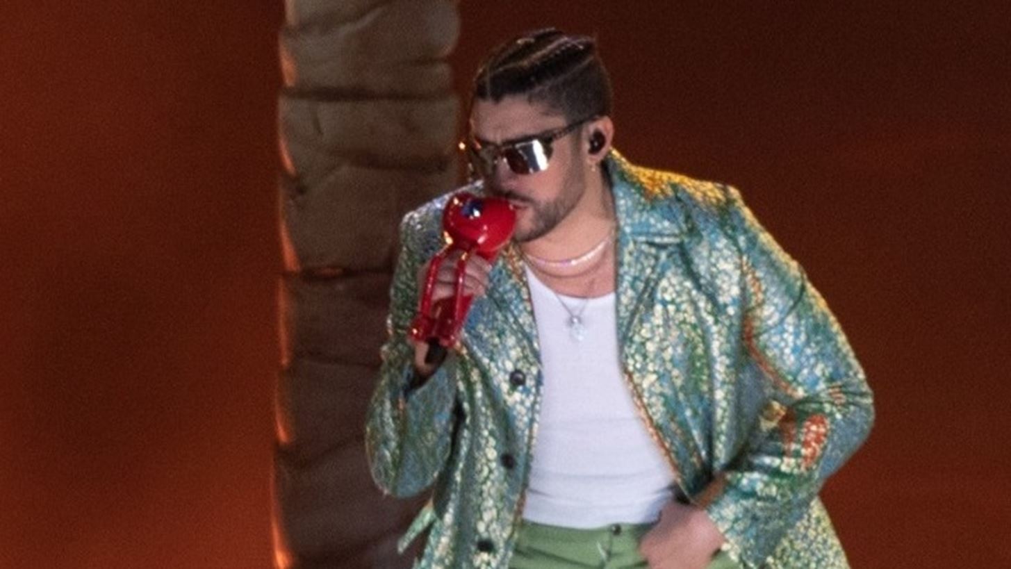 Bad Bunny: M&#x3B9;&#x3B1; &quot;&#x3B1;&#x3C0;&#x3BF;&#x3BA;&#x3BB;&#x3B5;&#x3B9;&#x3C3;&#x3C4;&#x3B9;&#x3BA;&#x3AE; &#x3BC;&#x3B1;&#x3C4;&#x3B9;&#x3AC;&quot; &#x3C3;&#x3C4;&#x3B7;&#x3BD; &#x3B1;&#x3BD;&#x3B5;&#x3C1;&#x3C7;&#x3CC;&#x3BC;&#x3B5;&#x3BD;&#x3B7; &#x3B1;&#x3C5;&#x3C4;&#x3BF;&#x3BA;&#x3C1;&#x3B1;&#x3C4;&#x3BF;&#x3C1;&#x3AF;&#x3B1; &#x3C4;&#x3BF;&#x3C5; &#x3C3;&#x3B5; &#x3B1;&#x3B8;&#x3BB;&#x3B7;&#x3C4;&#x3B9;&#x3C3;&#x3BC;&#x3CC;, &#x3C8;&#x3C5;&#x3C7;&#x3B1;&#x3B3;&#x3C9;&#x3B3;&#x3AF;&#x3B1; &#x3BA;&#x3B1;&#x3B9; &#x3BC;&#x3CC;&#x3B4;&#x3B1;