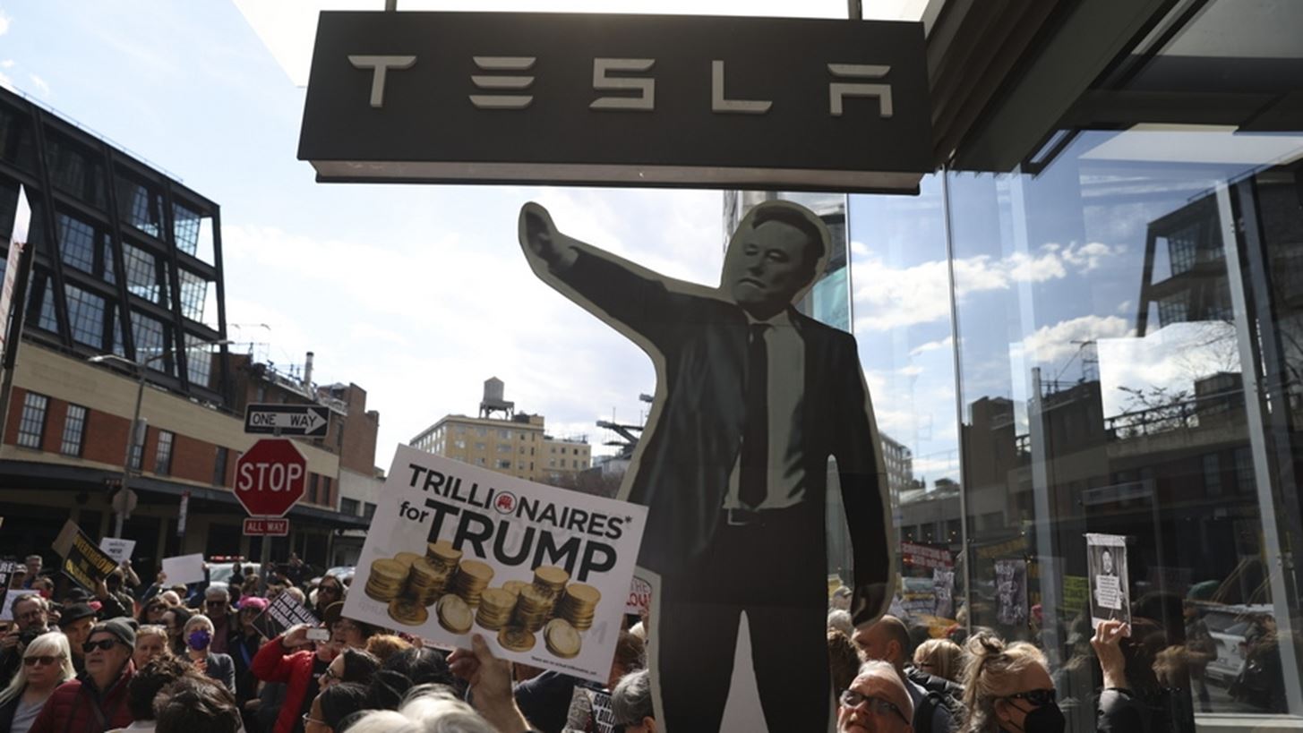 Ο Μασκ ξεμένει από ιδέες για να σώσει την Tesla