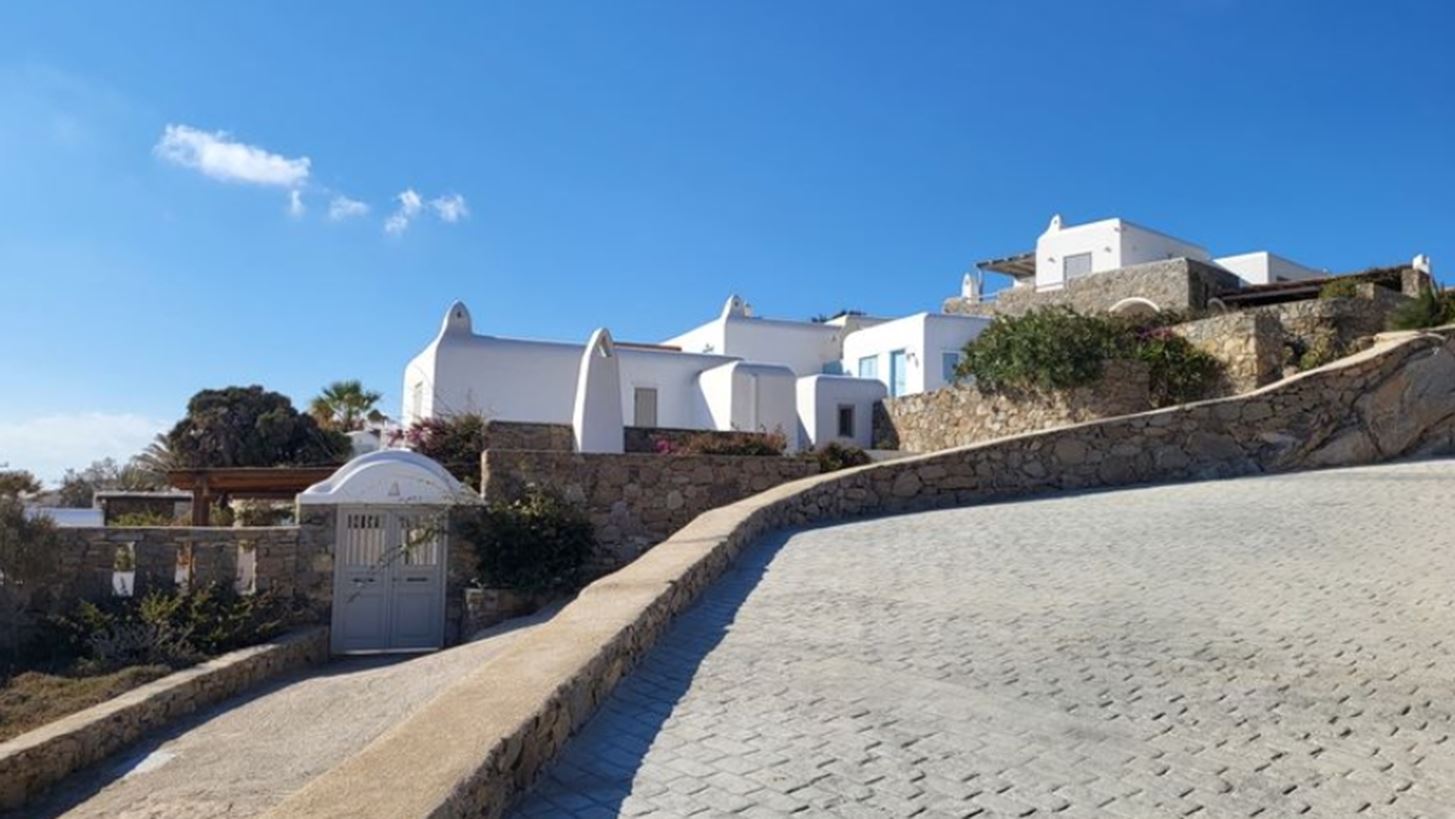 Βασίλης Γκρίσιν: Το disaster story και το νέο σφυρί για κατοικία στη Μύκονο