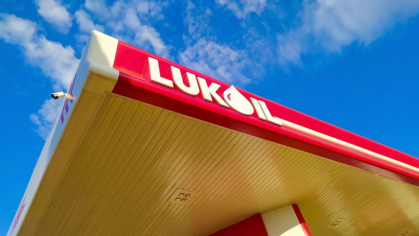 &#x3A1;&#x3C9;&#x3C3;&#x3AF;&#x3B1;: &#x39C;&#x3B5;&#x3C4;&#x3AC; &#x3C4;&#x3B9;&#x3C2; &#x3BA;&#x3C5;&#x3C1;&#x3CE;&#x3C3;&#x3B5;&#x3B9;&#x3C2;, &#x3B7; Lukoil &#x3C3;&#x3C5;&#x3B6;&#x3B7;&#x3C4;&#x3AC; &#x3BC;&#x3B5; &#x3C0;&#x3B9;&#x3B8;&#x3B1;&#x3BD;&#x3BF;&#x3CD;&#x3C2; &#x3B1;&#x3B3;&#x3BF;&#x3C1;&#x3B1;&#x3C3;&#x3C4;&#x3AD;&#x3C2; &#x3C4;&#x3C9;&#x3BD; &#x3C0;&#x3B5;&#x3C1;&#x3B9;&#x3BF;&#x3C5;&#x3C3;&#x3B9;&#x3B1;&#x3BA;&#x3CE;&#x3BD; &#x3C4;&#x3B7;&#x3C2; &#x3C3;&#x3C4;&#x3BF;&#x3B9;&#x3C7;&#x3B5;&#x3AF;&#x3C9;&#x3BD; &#x3C3;&#x3C4;&#x3BF; &#x3B5;&#x3BE;&#x3C9;&#x3C4;&#x3B5;&#x3C1;&#x3B9;&#x3BA;&#x3CC;