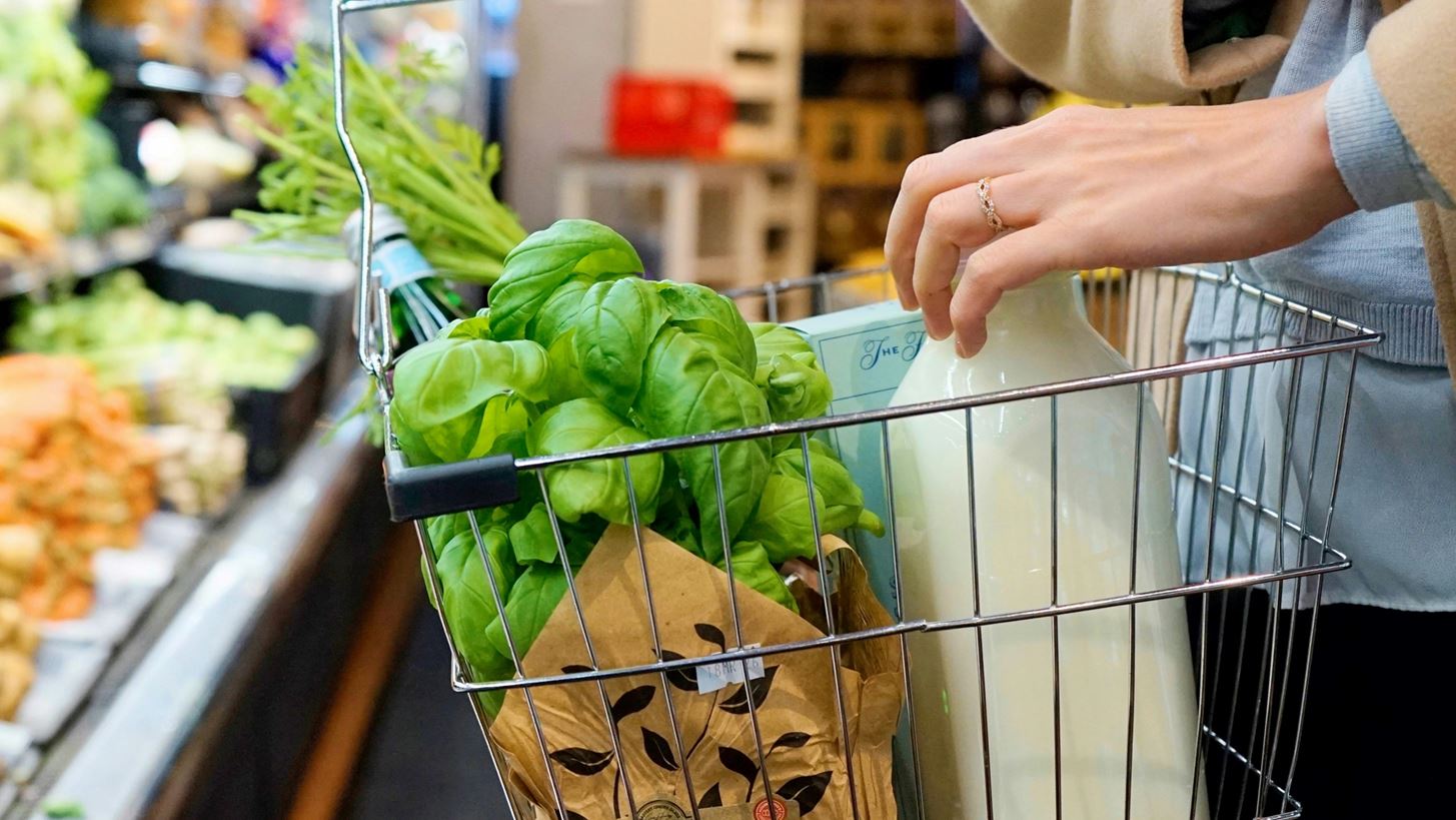 Γάλα: Η στροφή των καταναλωτών στο "ανώνυμο" προϊόν ρίχνει το τζίρο της αγοράς