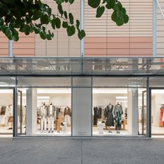 Juicy Couture, Massimo Dutti, Porsche: Πού μπήκαν με νέα καταστήματα οι μεγάλοι παίκτες