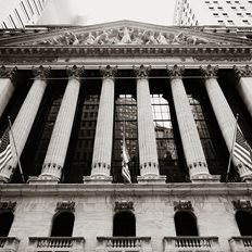 Ανοδικά η Wall με "οδηγό" τις αμυντικές μετοχές και τα στεγαστικά ομόλογα