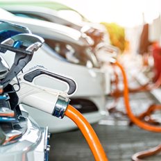 &#x395;&#x3BB;&#x3BB;&#x3B7;&#x3BD;&#x3B9;&#x3BA;&#x3AE; &#x3B1;&#x3B3;&#x3BF;&#x3C1;&#x3AC; &#x3B7;&#x3BB;&#x3B5;&#x3BA;&#x3C4;&#x3C1;&#x3BF;&#x3BA;&#x3AF;&#x3BD;&#x3B7;&#x3C4;&#x3C9;&#x3BD; &#x3BF;&#x3C7;&#x3B7;&#x3BC;&#x3AC;&#x3C4;&#x3C9;&#x3BD;: Tesla &#x3C3;&#x3B5; &#x3C0;&#x3C4;&#x3CE;&#x3C3;&#x3B7;, BYD &#x3C3;&#x3B5; &quot;&#x3B1;&#x3C0;&#x3BF;&#x3B3;&#x3B5;&#x3AF;&#x3C9;&#x3C3;&#x3B7;&quot;