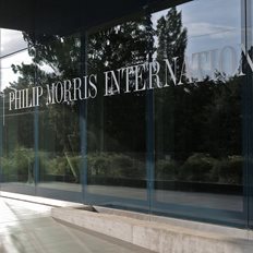 &#x397; Philip Morris International &#x3C3;&#x3C4;&#x3B7;&#x3BD; 1&#x3B7; &#x3B8;&#x3AD;&#x3C3;&#x3B7; &#x3C3;&#x3C4;&#x3B7; &#x3C6;&#x3B5;&#x3C4;&#x3B9;&#x3BD;&#x3AE; &#x3BB;&#x3AF;&#x3C3;&#x3C4;&#x3B1; Net Zero Leaders &#x3C4;&#x3BF;&#x3C5; Forbes