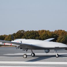 &#x39A;&#x3B1;&#x3BA;&#x3CC;&#x3C2; &#x3BF;&#x3B9;&#x3C9;&#x3BD;&#x3CC;&#x3C2; &#x3B3;&#x3B9;&#x3B1; &#x3C4;&#x3B7; &#x3A1;&#x3C9;&#x3C3;&#x3AF;&#x3B1;: &#x3A4;&#x3B1; &#x3BF;&#x3C5;&#x3BA;&#x3C1;&#x3B1;&#x3BD;&#x3B9;&#x3BA;&#x3AC; drone Bayraktar TB-2 &#x3B5;&#x3C0;&#x3B9;&#x3C3;&#x3C4;&#x3C1;&#x3AD;&#x3C6;&#x3BF;&#x3C5;&#x3BD; &#x3C3;&#x3C4;&#x3B7; &#x3B4;&#x3C1;&#x3AC;&#x3C3;&#x3B7;