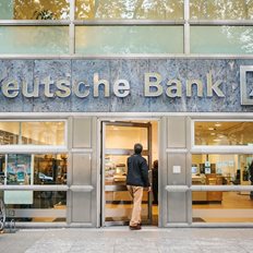 Deutsche Bank: &#x3A4;&#x3B1; &#x3BA;&#x3B1;&#x3BB;&#x3AC; &#x3BA;&#x3B1;&#x3B9; &#x3C4;&#x3B1; (&#x3C0;&#x3BF;&#x3BB;&#x3BB;&#x3AC;) &#x3AC;&#x3C3;&#x3C7;&#x3B7;&#x3BC;&#x3B1; &#x3BD;&#x3AD;&#x3B1; &#x3B3;&#x3B9;&#x3B1; &#x3C4;&#x3B9;&#x3C2; &#x3B1;&#x3B3;&#x3BF;&#x3C1;&#x3AD;&#x3C2; - &#x3A7;&#x3C1;&#x3B5;&#x3B9;&#x3AC;&#x3B6;&#x3B5;&#x3C4;&#x3B1;&#x3B9; &#x3B5;&#x3C0;&#x3B9;&#x3C6;&#x3C5;&#x3BB;&#x3B1;&#x3BA;&#x3C4;&#x3B9;&#x3BA;&#x3CC;&#x3C4;&#x3B7;&#x3C4;&#x3B1; &#x3B1;&#x3BB;&#x3BB;&#x3AC; &#x3CC;&#x3C7;&#x3B9; &#x3C0;&#x3B1;&#x3BD;&#x3B9;&#x3BA;&#x3CC;&#x3C2;