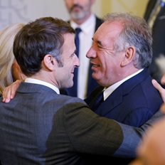 &#x3A3;&#x3C4;&#x3B1; &#x3C0;&#x3C1;&#x3CC;&#x3B8;&#x3C5;&#x3C1;&#x3B1; &#x3BD;&#x3AD;&#x3B1;&#x3C2; &#x3C0;&#x3BF;&#x3BB;&#x3B9;&#x3C4;&#x3B9;&#x3BA;&#x3AE;&#x3C2; &#x3BA;&#x3C1;&#x3AF;&#x3C3;&#x3B7;&#x3C2; &#x3B7; &#x393;&#x3B1;&#x3BB;&#x3BB;&#x3AF;&#x3B1;;