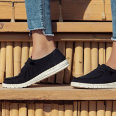 Πώς ο άνθρωπος πίσω από τα HeyDude έγινε δισεκατομμυριούχος πουλώντας "άσχημα" παπούτσια