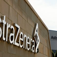 &#x397; AstraZeneca &#x3B8;&#x3B1; &#x3C0;&#x3BB;&#x3B7;&#x3C1;&#x3CE;&#x3C3;&#x3B5;&#x3B9; 425 &#x3B5;&#x3BA;&#x3B1;&#x3C4;. &#x3B4;&#x3BF;&#x3BB;. &#x3B3;&#x3B9;&#x3B1; &#x3BD;&#x3B1; &#x3B4;&#x3B9;&#x3B5;&#x3C5;&#x3B8;&#x3B5;&#x3C4;&#x3AE;&#x3C3;&#x3B5;&#x3B9; &#x3B1;&#x3B3;&#x3C9;&#x3B3;&#x3AD;&#x3C2; &#x3B1;&#x3C3;&#x3B8;&#x3B5;&#x3BD;&#x3CE;&#x3BD; &#x3B3;&#x3B9;&#x3B1; &#x3B4;&#x3CD;&#x3BF; &#x3C6;&#x3AC;&#x3C1;&#x3BC;&#x3B1;&#x3BA;&#x3AC; &#x3C4;&#x3B7;&#x3C2;