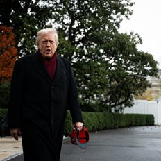 &#x39F;&#x3B9; crypto-&#x3C6;&#x3AF;&#x3BB;&#x3BF;&#x3B9; &#x3C4;&#x3BF;&#x3C5; &#x3A4;&#x3C1;&#x3B1;&#x3BC;&#x3C0;: &#x3A0;&#x3BF;&#x3B9;&#x3BF;&#x3B9; &#x3B4;&#x3CE;&#x3C1;&#x3B9;&#x3C3;&#x3B1;&#x3BD; &#x3C7;&#x3C1;&#x3AE;&#x3BC;&#x3B1;&#x3C4;&#x3B1; &#x3C3;&#x3C4;&#x3BF;&#x3BD; &#x3C0;&#x3C1;&#x3CC;&#x3B5;&#x3B4;&#x3C1;&#x3BF; &#x3BA;&#x3B1;&#x3B9;... &#x3C4;&#x3B7; &#x3B3;&#x3BB;&#x3AF;&#x3C4;&#x3C9;&#x3C3;&#x3B1;&#x3BD;