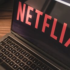 &#x3A4;&#x3BF; Netflix &#x3B1;&#x3C0;&#x3AD;&#x3BB;&#x3C5;&#x3C3;&#x3B5; 300 &#x3B1;&#x3BA;&#x3CC;&#x3BC;&#x3B7; &#x3C5;&#x3C0;&#x3B1;&#x3BB;&#x3BB;&#x3AE;&#x3BB;&#x3BF;&#x3C5;&#x3C2; &#x3BC;&#x3B5;&#x3C4;&#x3AC; &#x3C4;&#x3B7;&#x3BD; &#x3B1;&#x3C0;&#x3CE;&#x3BB;&#x3B5;&#x3B9;&#x3B1; &#x3B5;&#x3BA;&#x3B1;&#x3C4;&#x3BF;&#x3BD;&#x3C4;&#x3AC;&#x3B4;&#x3C9;&#x3BD; &#x3C7;&#x3B9;&#x3BB;&#x3B9;&#x3AC;&#x3B4;&#x3C9;&#x3BD; &#x3C3;&#x3C5;&#x3BD;&#x3B4;&#x3C1;&#x3BF;&#x3BC;&#x3B7;&#x3C4;&#x3CE;&#x3BD; &#x3B1;&#x3C0;&#x3CC; &#x3C4;&#x3B9;&#x3C2; &#x3B1;&#x3C1;&#x3C7;&#x3AD;&#x3C2; &#x3C4;&#x3BF;&#x3C5; &#x3AD;&#x3C4;&#x3BF;&#x3C5;&#x3C2;