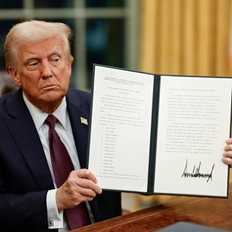 Νέο εκτελεστικό διάταγμα Τραμπ: "ΠΙΣΩ ΣΤΟ ΠΛΑΣΤΙΚΟ!" και τέλος στα χάρτινα καλαμάκια - "Κλείστε τη USAID"