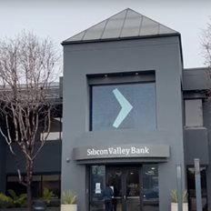 Silicon Valley Bank: &#x39F; &#x3BA;&#x3AF;&#x3BD;&#x3B4;&#x3C5;&#x3BD;&#x3BF;&#x3C2; &#x3BC;&#x3B5;&#x3C4;&#x3AC;&#x3B4;&#x3BF;&#x3C3;&#x3B7;&#x3C2;, &#x3BF;&#x3B9; &#x3B5;&#x3C5;&#x3BA;&#x3B1;&#x3B9;&#x3C1;&#x3AF;&#x3B5;&#x3C2; &#x3BA;&#x3B1;&#x3B9; &#x3BF;&#x3B9; &quot;&#x3B3;&#x3C5;&#x3BC;&#x3BD;&#x3BF;&#x3AF; &#x3BA;&#x3BF;&#x3BB;&#x3C5;&#x3BC;&#x3B2;&#x3B7;&#x3C4;&#x3AD;&#x3C2;&quot; &#x3BC;&#x3B5;&#x3C4;&#x3AC; &#x3C4;&#x3B7;&#x3BD; &#x3BA;&#x3B1;&#x3C4;&#x3AC;&#x3C1;&#x3C1;&#x3B5;&#x3C5;&#x3C3;&#x3B7;