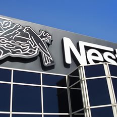 Nestl&#xE9;: &#x398;&#x3B1; &#x3BA;&#x3B1;&#x3C4;&#x3B1;&#x3C1;&#x3B3;&#x3AE;&#x3C3;&#x3B5;&#x3B9; 16.000 &#x3B8;&#x3AD;&#x3C3;&#x3B5;&#x3B9;&#x3C2; &#x3B5;&#x3C1;&#x3B3;&#x3B1;&#x3C3;&#x3AF;&#x3B1;&#x3C2; &#x3C0;&#x3B1;&#x3B3;&#x3BA;&#x3BF;&#x3C3;&#x3BC;&#x3AF;&#x3C9;&#x3C2; &#x3C4;&#x3B1; &#x3B5;&#x3C0;&#x3CC;&#x3BC;&#x3B5;&#x3BD;&#x3B1; &#x3B4;&#x3CD;&#x3BF; &#x3C7;&#x3C1;&#x3CC;&#x3BD;&#x3B9;&#x3B1;