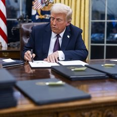 Οι δασμοί Τραμπ θα φέρουν πληθωριστικό "τσουνάμι" και θα "στραγγαλίσουν" τα αμερικανικά νοικοκυριά