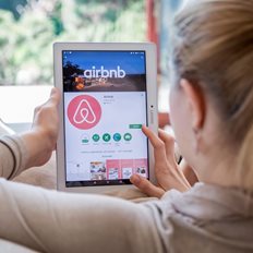Airbnb: Οι προβλέψεις για το επόμενο τρίμηνο "ρίχνουν" τη μετοχή