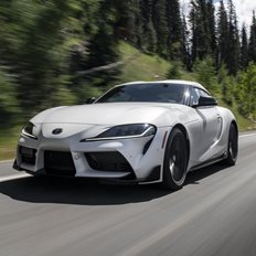 16&#x3C7;&#x3C1;&#x3BF;&#x3BD;&#x3BF;&#x3C2; &#x3C0;&#x3B9;&#x3AC;&#x3C3;&#x3C4;&#x3B7;&#x3BA;&#x3B5; &#x3BD;&#x3B1; &#x3BF;&#x3B4;&#x3B7;&#x3B3;&#x3B5;&#x3AF; &#x3BC;&#x3B9;&#x3B1; Toyota GR Supra &#x3BC;&#x3B5; 212 km/h