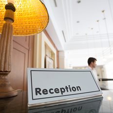 Ξενοδοχεία: Σταθερά πάνω από τα 100 ευρώ η μέση τιμή δωματίου και τον Οκτώβριο