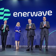 Enerwave: &#x3A3;&#x3C4;&#x3BF; &#x3C4;&#x3C1;&#x3B1;&#x3C0;&#x3AD;&#x3B6;&#x3B9; &#x3B7; &#x3B4;&#x3B5;&#x3CD;&#x3C4;&#x3B5;&#x3C1;&#x3B7; &#x3BC;&#x3BF;&#x3BD;&#x3AC;&#x3B4;&#x3B1; &#x3B7;&#x3BB;&#x3B5;&#x3BA;&#x3C4;&#x3C1;&#x3B9;&#x3C3;&#x3BC;&#x3BF;&#x3CD; &#x3BA;&#x3B1;&#x3B9; &#x3C4;&#x3BF; FSRU &#x3C3;&#x3C4;&#x3B7; &#x398;&#x3B5;&#x3C3;&#x3C3;&#x3B1;&#x3BB;&#x3BF;&#x3BD;&#x3AF;&#x3BA;&#x3B7;