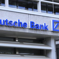 Deutsche Bank: &#x397; &#x3C0;&#x3BF;&#x3C1;&#x3B5;&#x3AF;&#x3B1; &#x3C4;&#x3B7;&#x3C2; &#x3BF;&#x3B9;&#x3BA;&#x3BF;&#x3BD;&#x3BF;&#x3BC;&#x3AF;&#x3B1;&#x3C2; &#x3B8;&#x3B1; &#x3BA;&#x3B1;&#x3B8;&#x3BF;&#x3C1;&#x3AF;&#x3C3;&#x3B5;&#x3B9; &#x3C4;&#x3B7;&#x3BD; &quot;&#x3C4;&#x3CD;&#x3C7;&#x3B7;&quot; &#x3C4;&#x3C9;&#x3BD; &#x3B1;&#x3B3;&#x3BF;&#x3C1;&#x3CE;&#x3BD; &#x3C4;&#x3BF; &#x3B5;&#x3C0;&#x3CC;&#x3BC;&#x3B5;&#x3BD;&#x3BF; &#x3B4;&#x3B9;&#x3AC;&#x3C3;&#x3C4;&#x3B7;&#x3BC;&#x3B1;