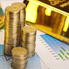 Η άνοδος του δολαρίου έσπρωξε χαμηλότερα τον χρυσό την Πέμπτη