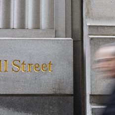 &#x3A3;&#x3C4;&#x3BF; &#x3BA;&#x3CC;&#x3BA;&#x3BA;&#x3B9;&#x3BD;&#x3BF; &#x3B7; Wall Street, &#x3BA;&#x3B1;&#x3B8;&#x3CE;&#x3C2; &#x3B7; &#x3C3;&#x3C5;&#x3C1;&#x3C1;&#x3AF;&#x3BA;&#x3BD;&#x3C9;&#x3C3;&#x3B7; &#x3C4;&#x3BF;&#x3C5; &#x391;&#x395;&#x3A0; &quot;&#x3C4;&#x3C1;&#x3BF;&#x3BC;&#x3AC;&#x3B6;&#x3B5;&#x3B9;&quot; &#x3C4;&#x3BF;&#x3C5;&#x3C2; &#x3B5;&#x3C0;&#x3B5;&#x3BD;&#x3B4;&#x3C5;&#x3C4;&#x3AD;&#x3C2;