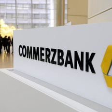 Commerzbank: &quot;&#x3A4;&#x3C1;&#x3BF;&#x3C7;&#x3BF;&#x3C0;&#x3AD;&#x3B4;&#x3B7;&quot; &#x3B3;&#x3B9;&#x3B1; &#x3C4;&#x3B7; &#x3BB;&#x3AF;&#x3C1;&#x3B1; &#x3BF; &#x395;&#x3C1;&#x3BD;&#x3C4;&#x3BF;&#x3B3;&#x3AC;&#x3BD; - &#x3A0;&#x3C1;&#x3CC;&#x3B2;&#x3BB;&#x3B5;&#x3C8;&#x3B7; &#x3B3;&#x3B9;&#x3B1; &#x3B9;&#x3C3;&#x3BF;&#x3C4;&#x3B9;&#x3BC;&#x3AF;&#x3B1; &#x3BC;&#x3B5; &#x3C4;&#x3BF; &#x3B4;&#x3BF;&#x3BB;&#x3AC;&#x3C1;&#x3B9;&#x3BF; &#x3C3;&#x3C4;&#x3BF; 30