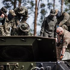 &#x39F;&#x3C5;&#x3BA;&#x3C1;&#x3B1;&#x3BD;&#x3AF;&#x3B1;: &#x39A;&#x3B1;&#x3BC;&#x3BF;&#x3C5;&#x3C6;&#x3BB;&#x3B1;&#x3C1;&#x3B9;&#x3C3;&#x3BC;&#x3AD;&#x3BD;&#x3B1; Leopard 1A5 &#x3B5;&#x3C4;&#x3BF;&#x3B9;&#x3BC;&#x3AC;&#x3B6;&#x3BF;&#x3BD;&#x3C4;&#x3B1;&#x3B9; &#x3B3;&#x3B9;&#x3B1; &#x3C7;&#x3B5;&#x3B9;&#x3BC;&#x3B5;&#x3C1;&#x3B9;&#x3BD;&#x3AD;&#x3C2; &#x3BC;&#x3AC;&#x3C7;&#x3B5;&#x3C2;