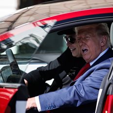 &#x39F; &#x3BD;&#x3AD;&#x3BF;&#x3C2; &#x3B5;&#x3C6;&#x3B9;&#x3AC;&#x3BB;&#x3C4;&#x3B7;&#x3C2; &#x3C4;&#x3B7;&#x3C2; Tesla &#x3B1;&#x3BA;&#x3BF;&#x3CD;&#x3B5;&#x3B9; &#x3C3;&#x3C4;&#x3BF; &#x3CC;&#x3BD;&#x3BF;&#x3BC;&#x3B1; &quot;&#x39D;&#x3C4;&#x3CC;&#x3BD;&#x3B1;&#x3BB;&#x3BD;&#x3C4; &#x3A4;&#x3C1;&#x3B1;&#x3BC;&#x3C0;&quot;